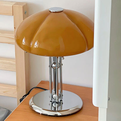 Tischleuchte AmberLume, die durch ihre weiche, warmweiße Beleuchtung besticht.
