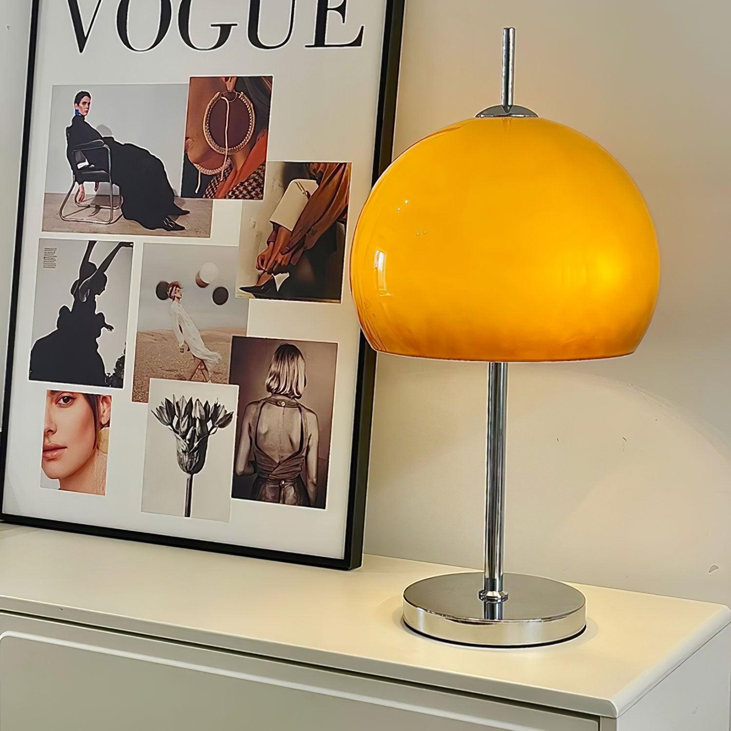 Tischleuchte AmberLume mit luxuriösem Glasdesign und stilvollem Look.