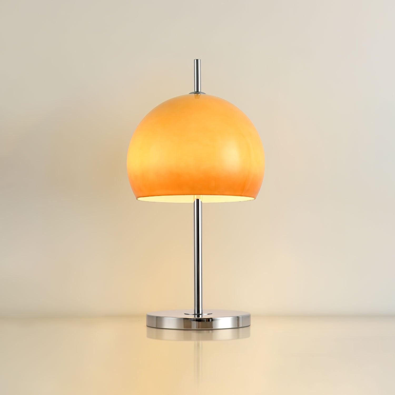 Exquisite Tischleuchte AmberLume mit elegantem Glaslampenschirm.