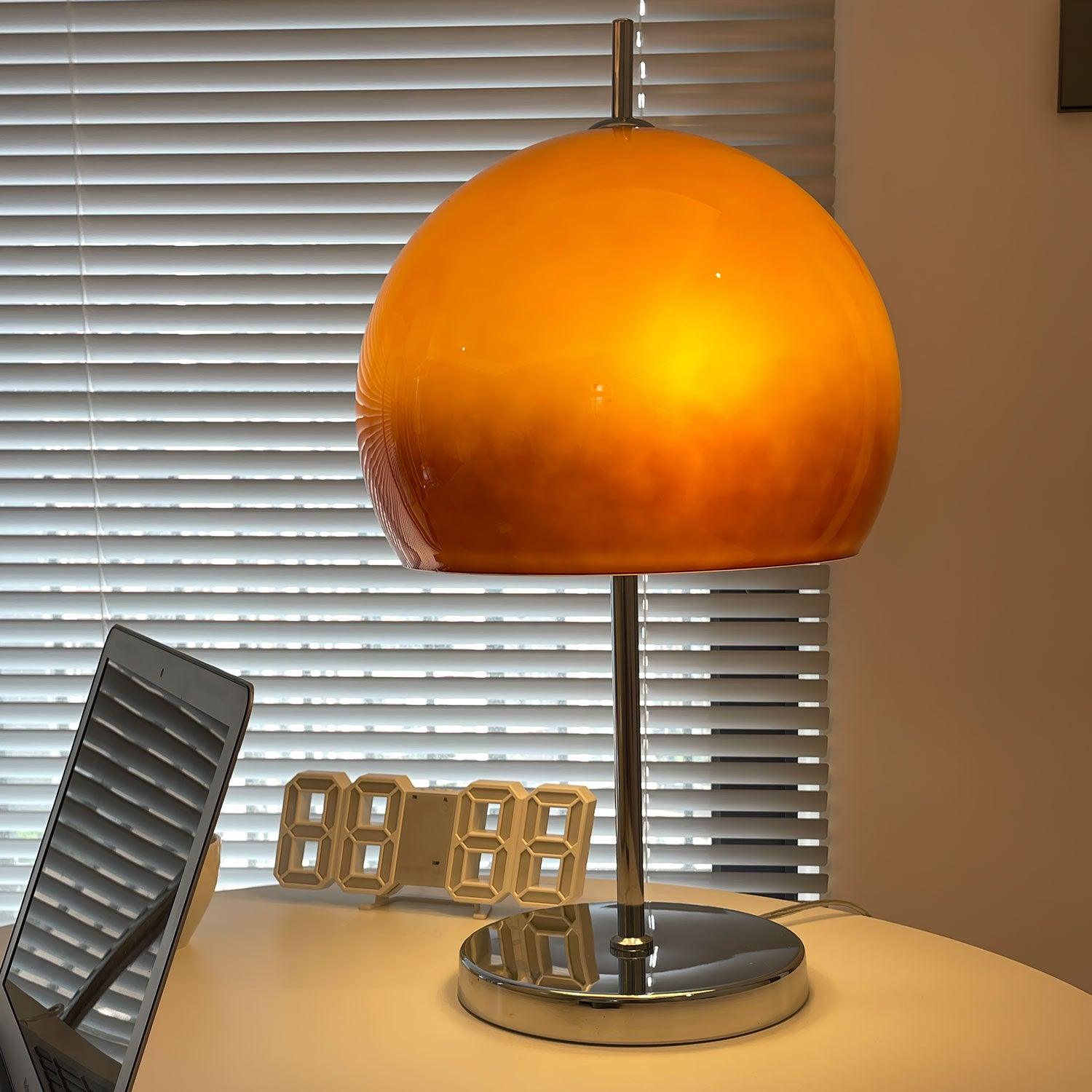 AmberLume Tischleuchte für ein warmes und modernes Ambiente.