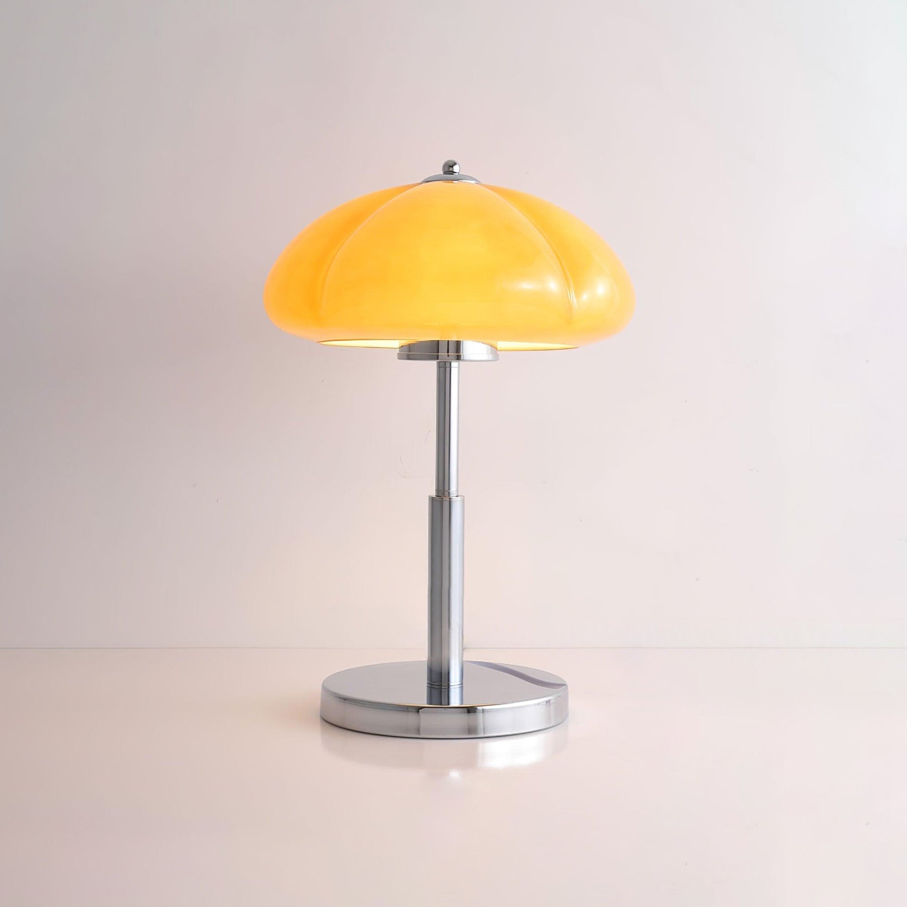 AmberLume Tischleuchte, ideal für die kreative Beleuchtung von Arbeitsbereichen.