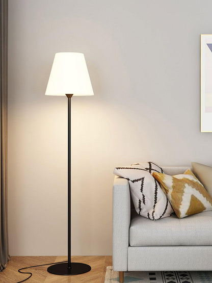 Ward - Minimalistische Stehleuchte mit modernem Design