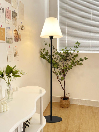 Ward - Minimalistische Stehleuchte mit modernem Design