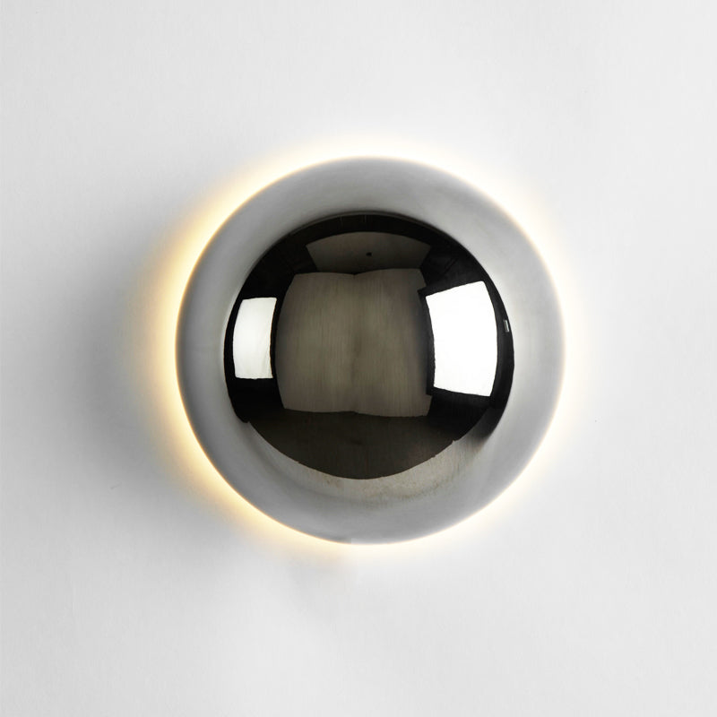 Dezente Beleuchtung mit der SphereLuxe Wandlampe – Ideal für eine luxuriöse Raumgestaltung.