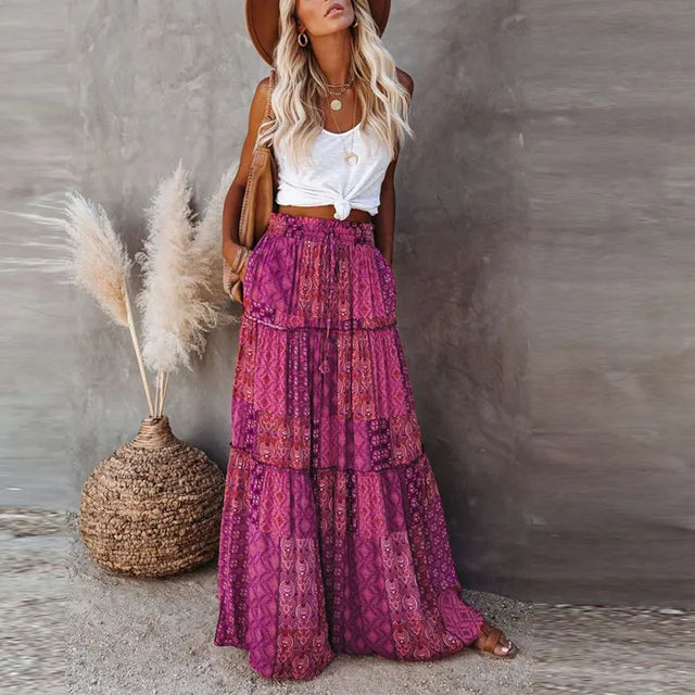 Frau trägt einen bunten Boho-Rock mit stilvollen Accessoires.
