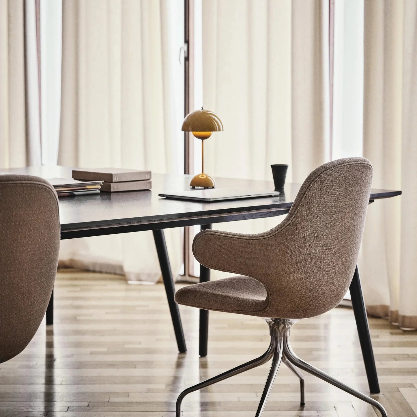 Fröhliche ColorGlow Tischleuchte – ideal für Ihr Wohnzimmer oder Büro.