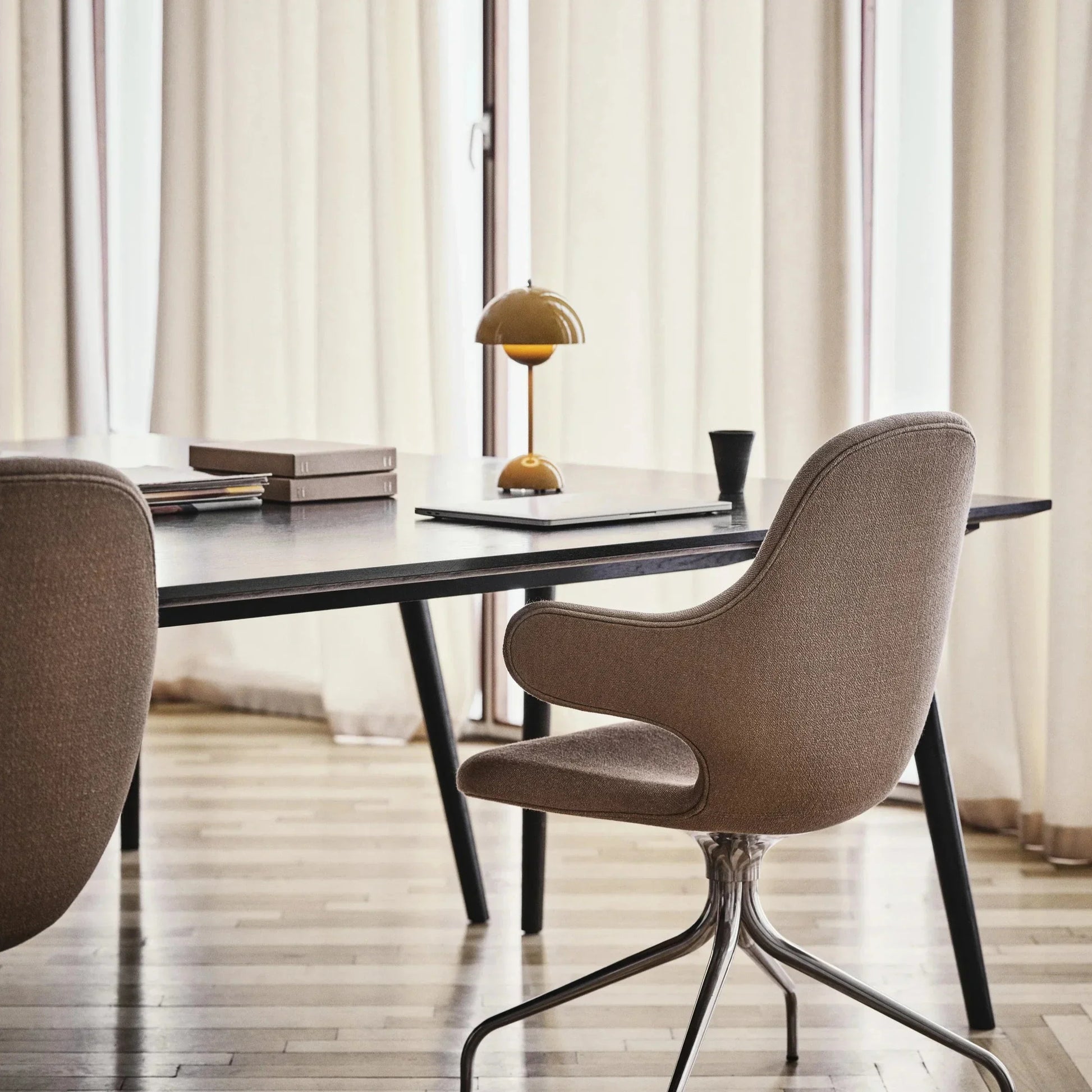 Fröhliche ColorGlow Tischleuchte – ideal für Ihr Wohnzimmer oder Büro.