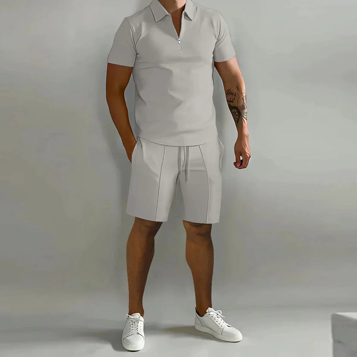 Mann trägt ein elegantes Polo-Set mit schmaler Passform.