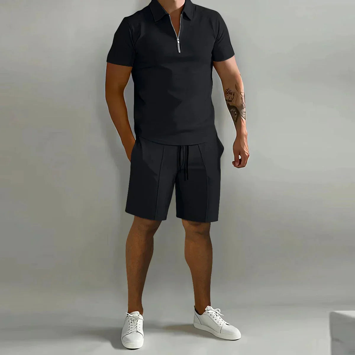 Herren Polo-Set mit modernem Reißverschlusskragen und passenden Shorts.