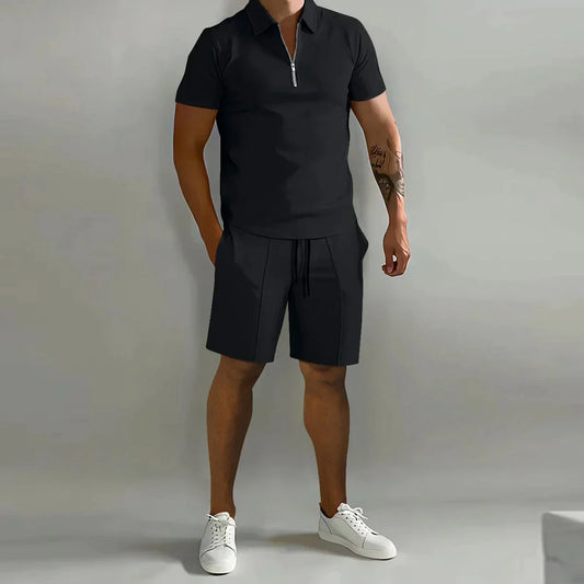 Herren Polo-Set mit modernem Reißverschlusskragen und passenden Shorts.