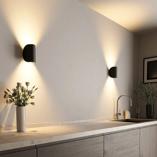 Elegante LED-Wandlampe Lumiere mit modernem Design für Wohnräume.