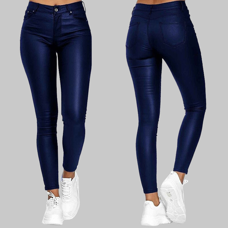 Figurbetonte Lederhose kombiniert mit weißen Sneakers.