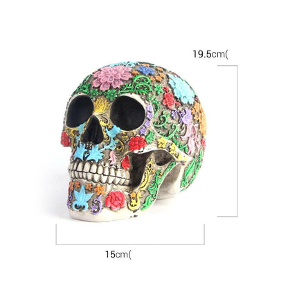 Nahaufnahme der floralen Details auf einem Schädel-Dekorationsstück.
