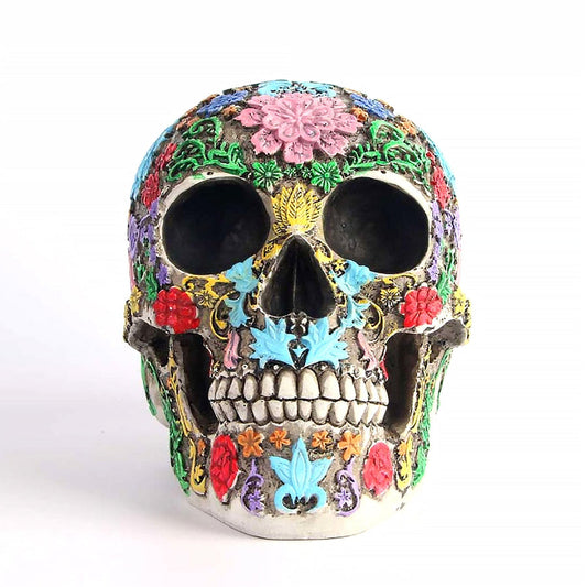Kunstvolles Schädelornament mit farbenfrohen floralen Mustern.

