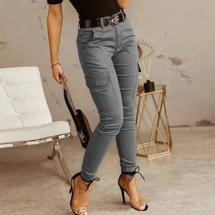 Kombiniert mit einem schlichten schwarzen Oberteil für einen modernen Look.