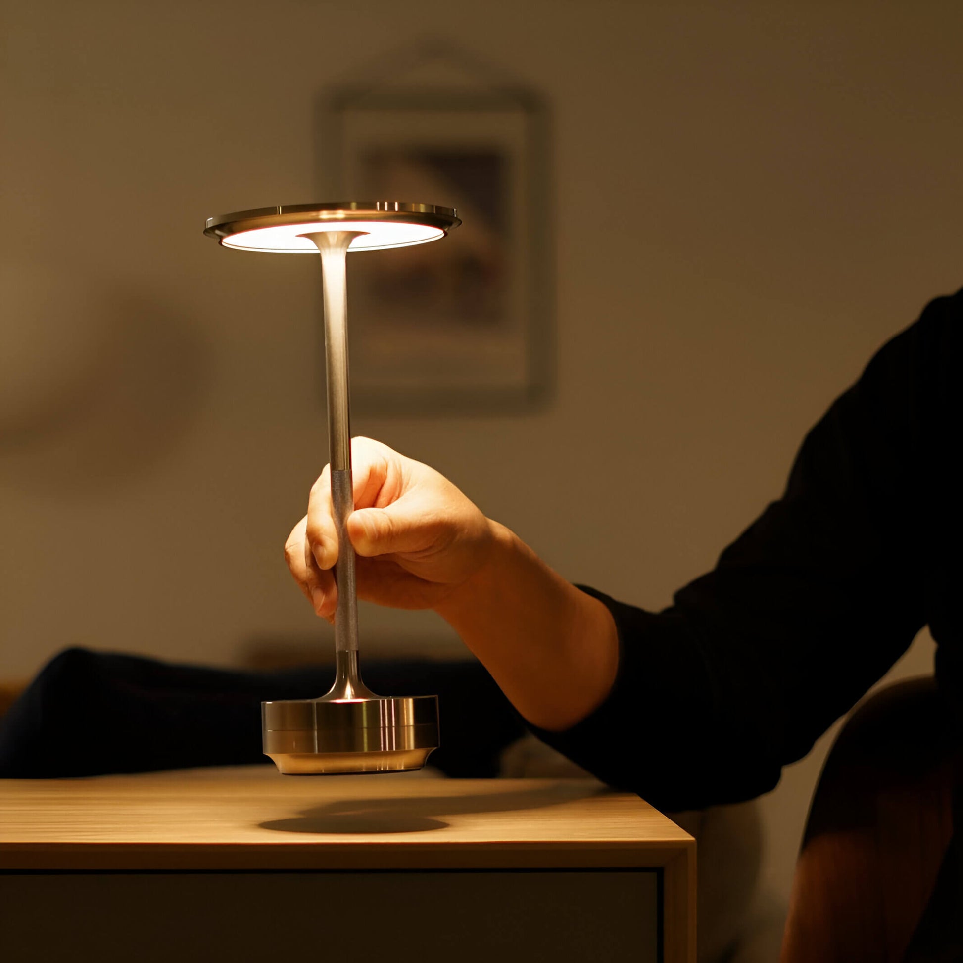 Stilvolle Beleuchtung mit der Aurora Tischlampe, minimalistisches Design.