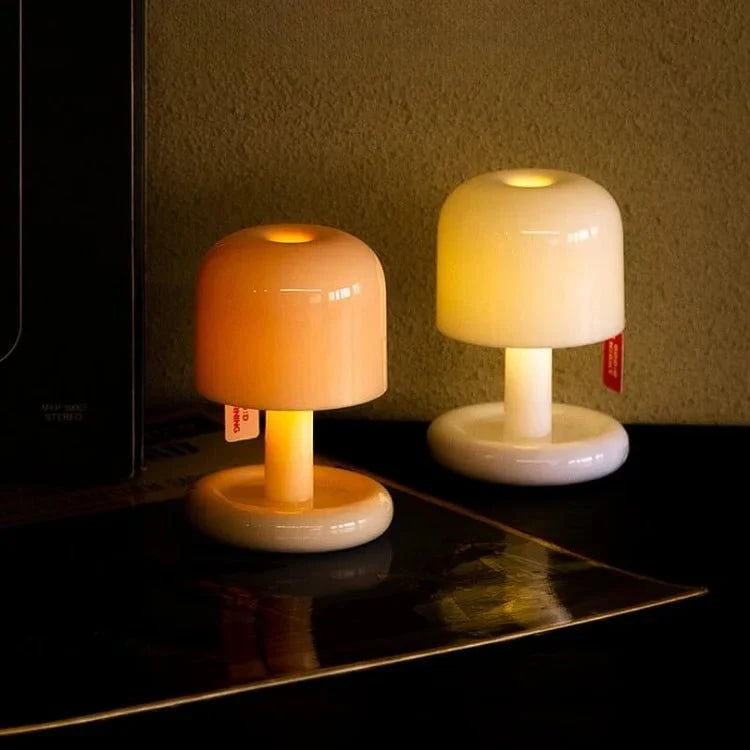 Modern gestaltete ZenLight Nachttischlampe für ein harmonisches Wohngefühl.