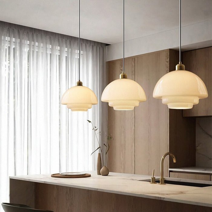 Vielseitige NordicGlow Pendelleuchte für Essbereiche und Wohnräume.
