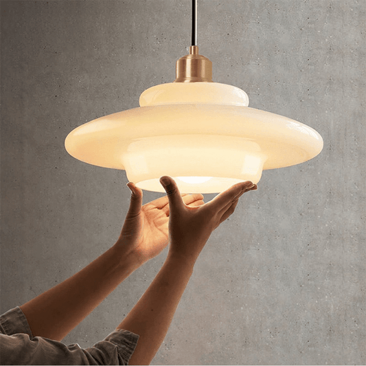 Stilvolle NordicGlow Pendelleuchte für eine zeitlose Inneneinrichtung.