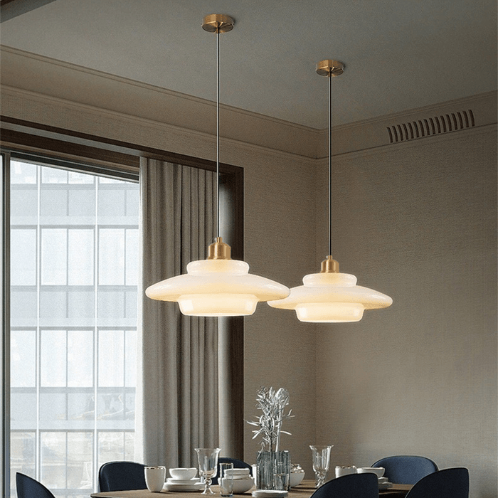 Funktionale und dekorative NordicGlow Pendelleuchte für Ess- oder Wohnzimmer.