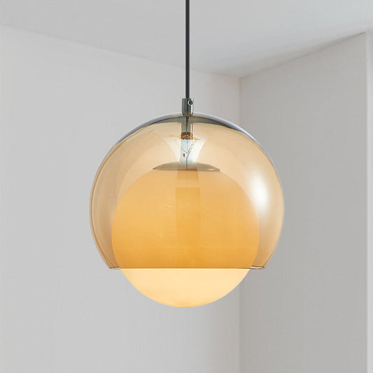 AmberGlow Hängeleuchte mit elegantem Glas-Design für stilvolle Räume.