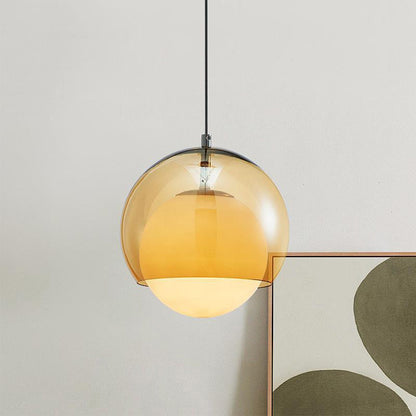 AmberGlow Hängeleuchte, die durch ihr elegantes Design und Glasstruktur besticht.