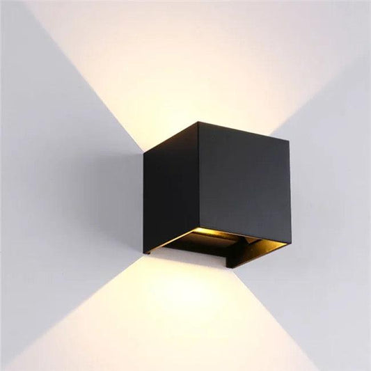 Moderne Wandleuchte im minimalistischen Würfeldesign mit warmem Licht.