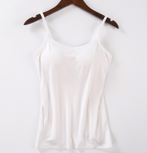 Stapel von Cami-Tops in neutralen und pastellfarbenen Tönen.