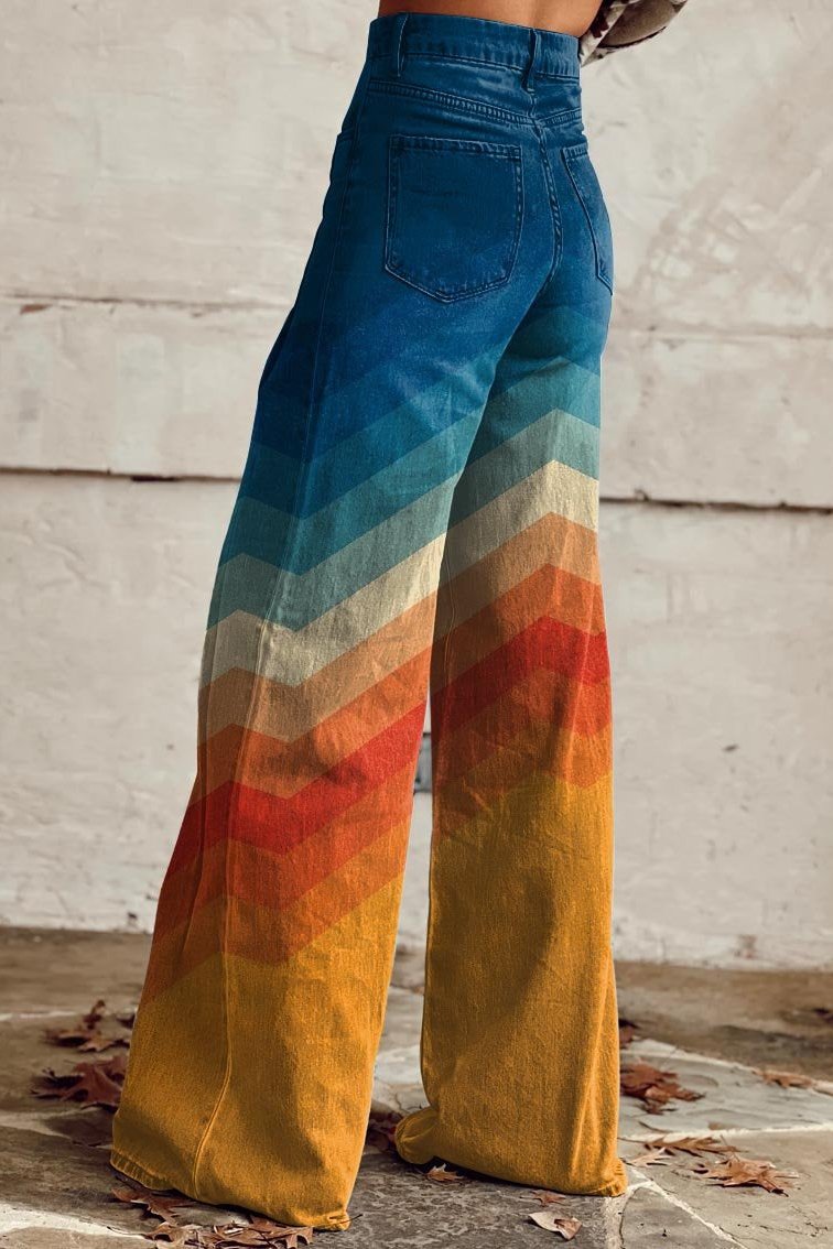 Schlaghose mit Chevron-Muster in kräftigen Retro-Farben, kombiniert mit einem Crop-Top.
