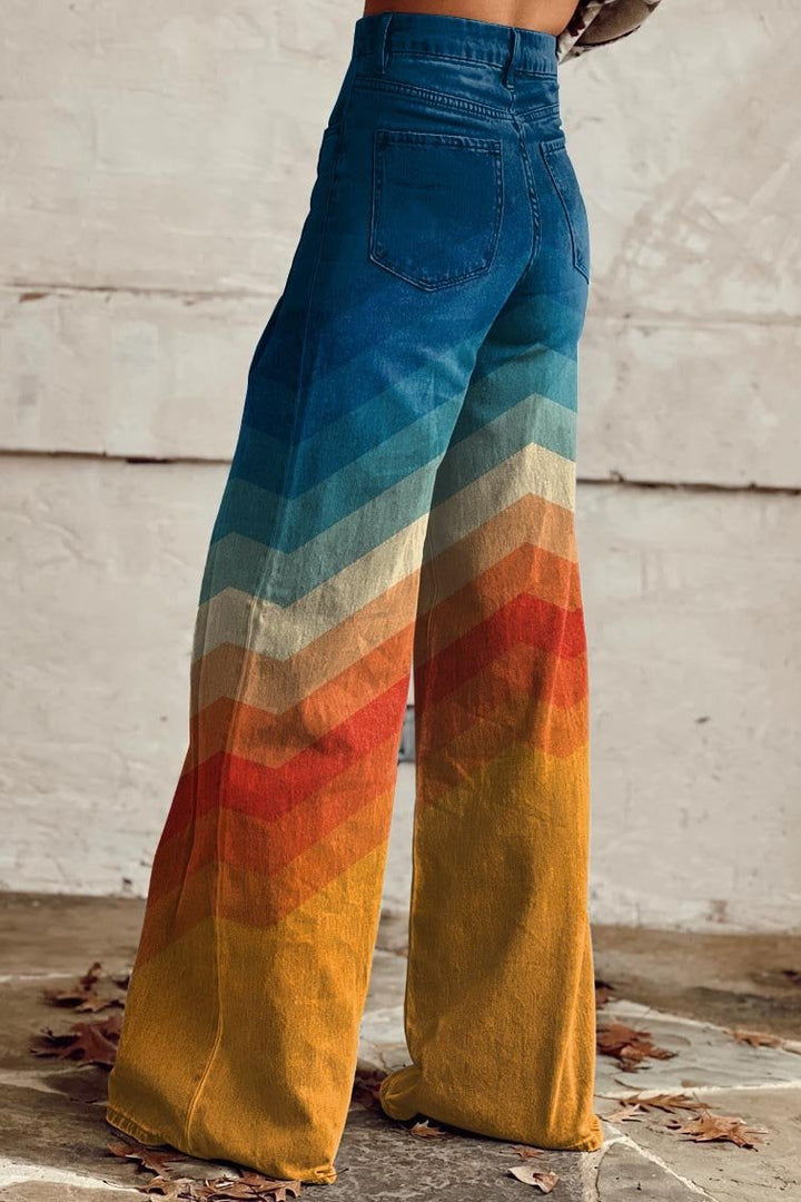 Schlaghose mit Chevron-Muster in kräftigen Retro-Farben, kombiniert mit einem Crop-Top.
