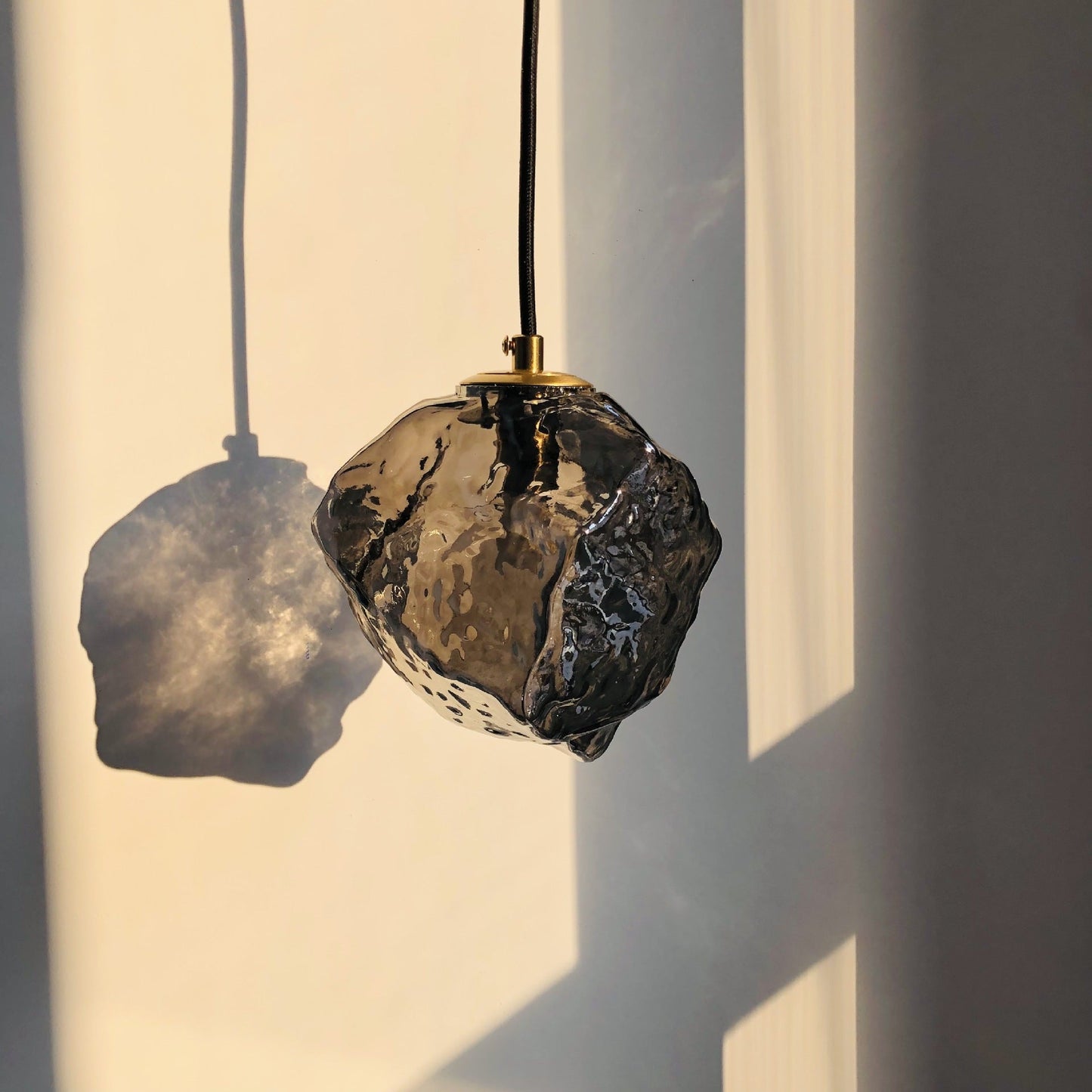 CrystalBloom Hängeleuchte – Zeitloses Design für eine harmonische Beleuchtung.