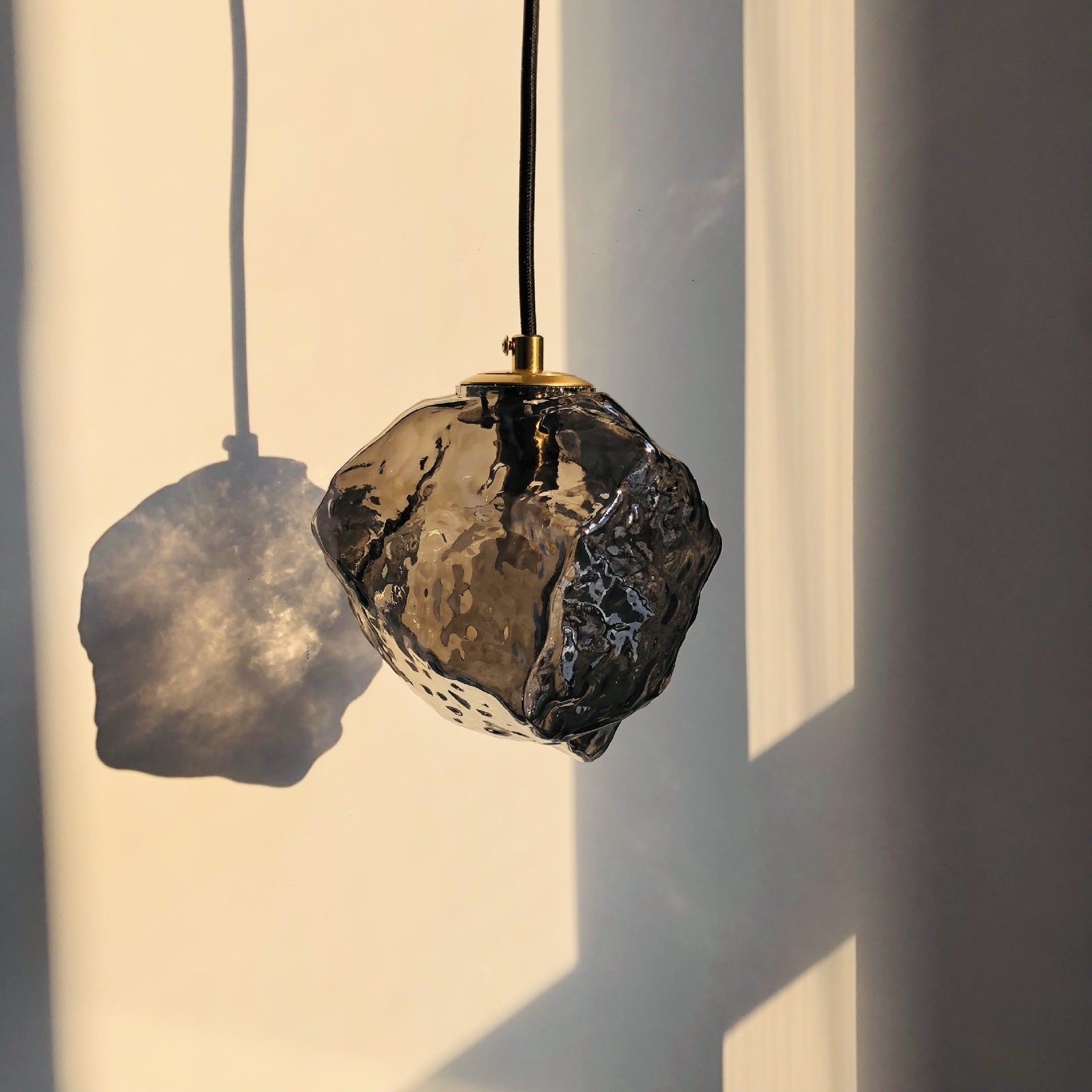 CrystalBloom Hängeleuchte – Zeitloses Design für eine harmonische Beleuchtung.