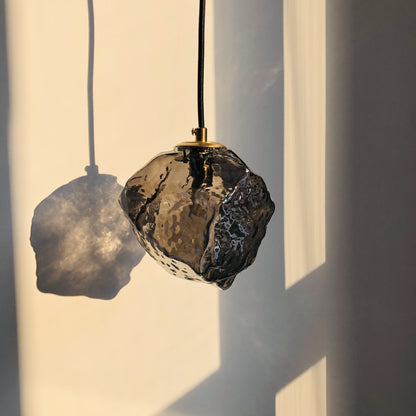 CrystalBloom Hängeleuchte – Zeitloses Design für eine harmonische Beleuchtung.