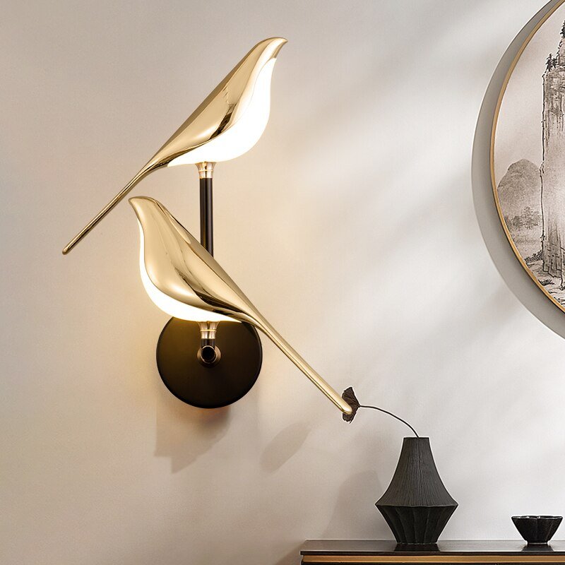 Künstlerische LumeBird Wandleuchte als dekoratives Highlight an der Wand.