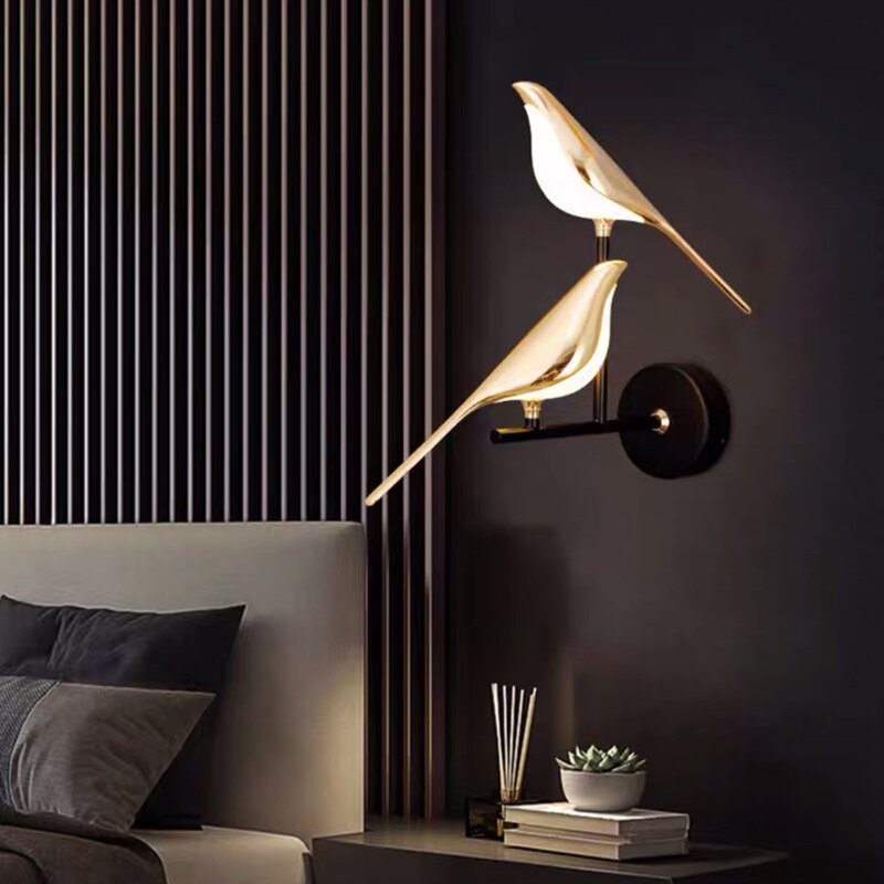 Elegante LumeBird Wandleuchte, die Kunst und Funktionalität verbindet.