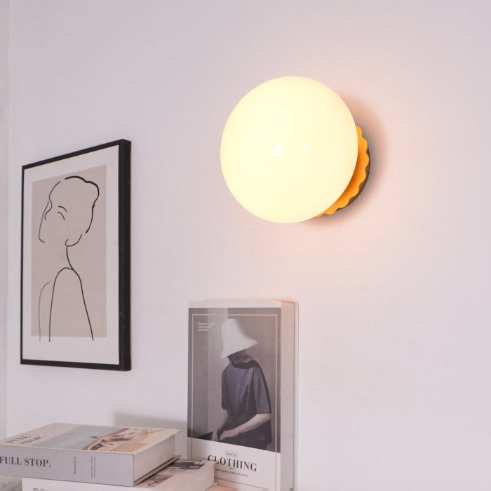 Minimalistische Wandlampe mit einem ansprechenden Design für stilvolle Inneneinrichtung.