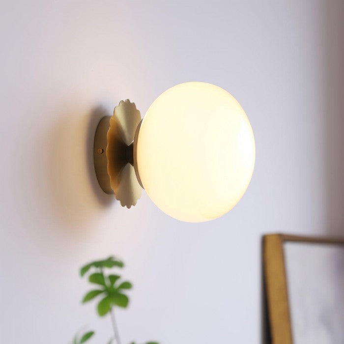 Moderne Wandlampe mit Blütenform-Halterung und diffusen Lichtakzenten