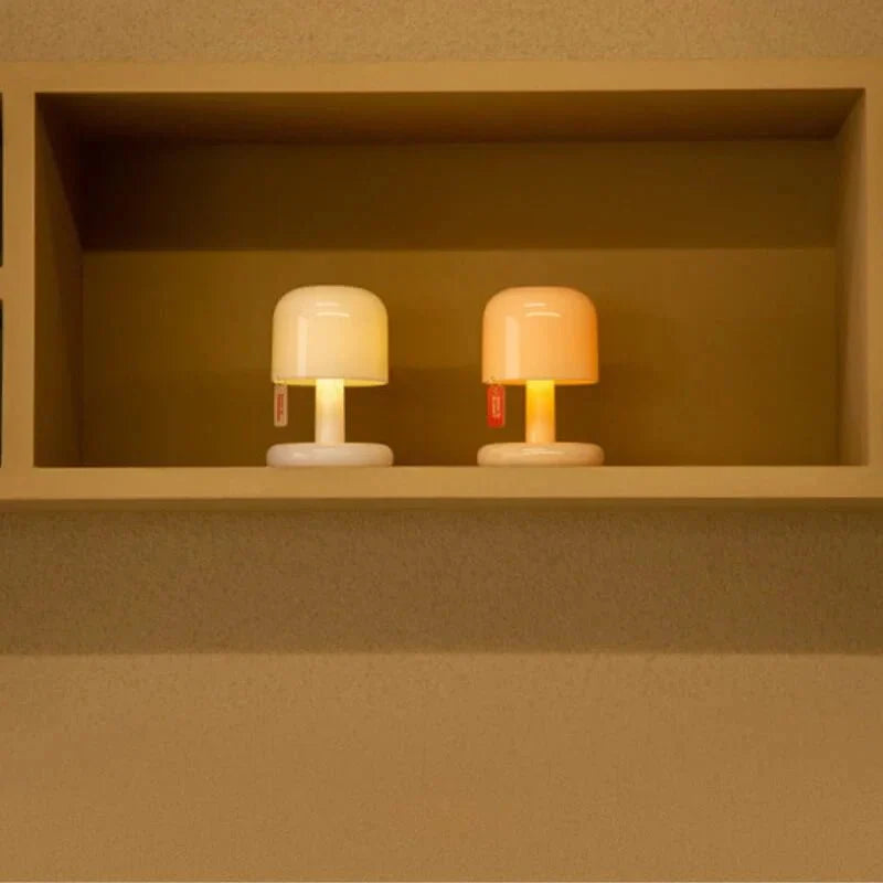 ZenLight Nachttischlampe mit schlichtem und elegantem Design.
