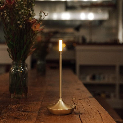 Elegante Kerzenform KerzenGlanz Tischlampe – hochwertige Tischlampe mit eleganter Kerzenform von KerzenGlanz für gemütliche Abendbeleuchtung.