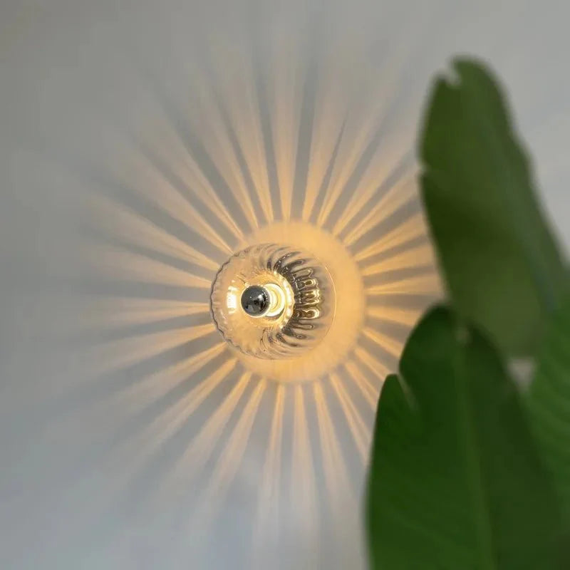 Zeitlose SunRay Deckenleuchte mit außergewöhnlichem Lichtmuster.