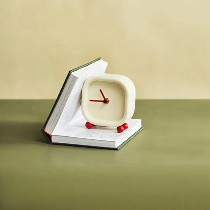 Dekorative Tischuhr, perfekt für das Wohnzimmer- oder Bürodécor.
