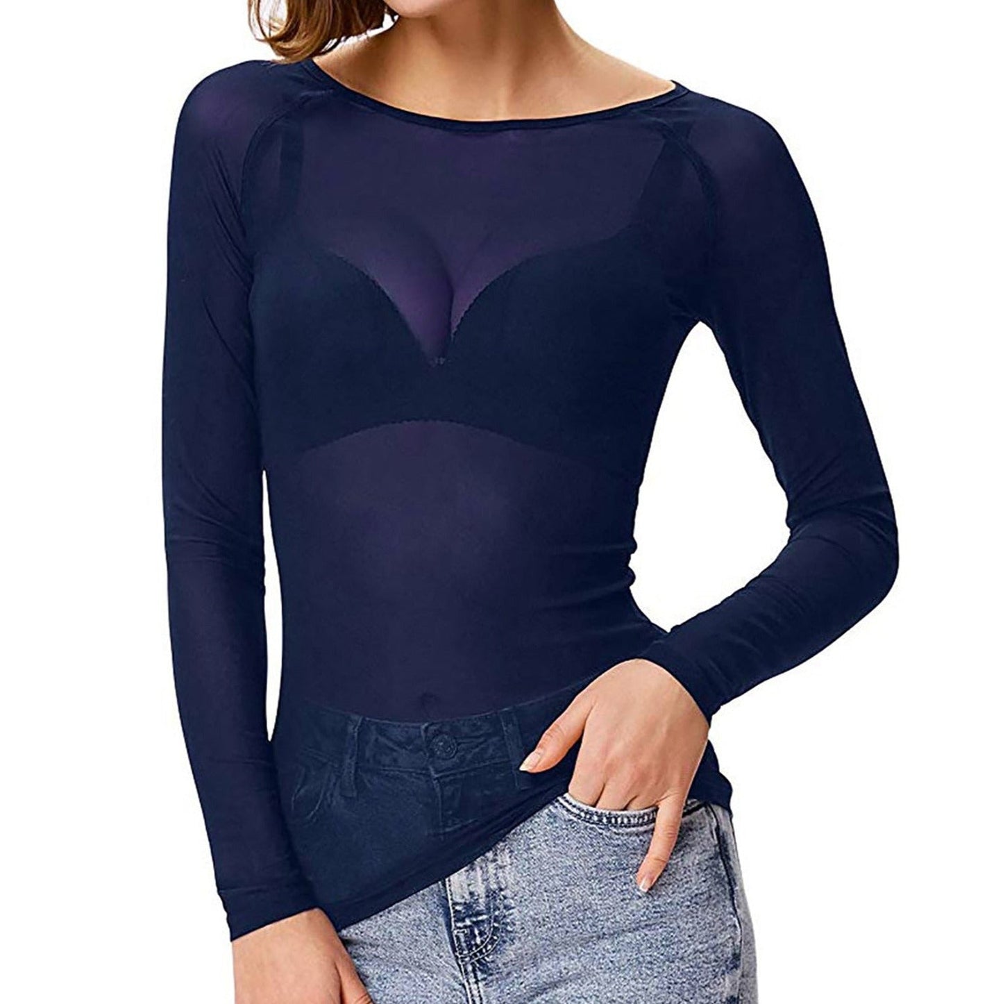 Schlichtes, aber auffälliges Mesh-Shirt kombiniert mit Jeans.