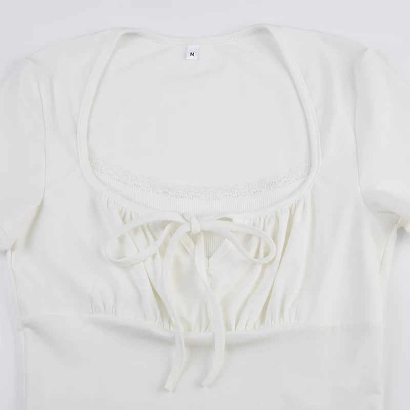 Vielseitiges Damen Crop-Top, ideal für Freizeit und besondere Anlässe.