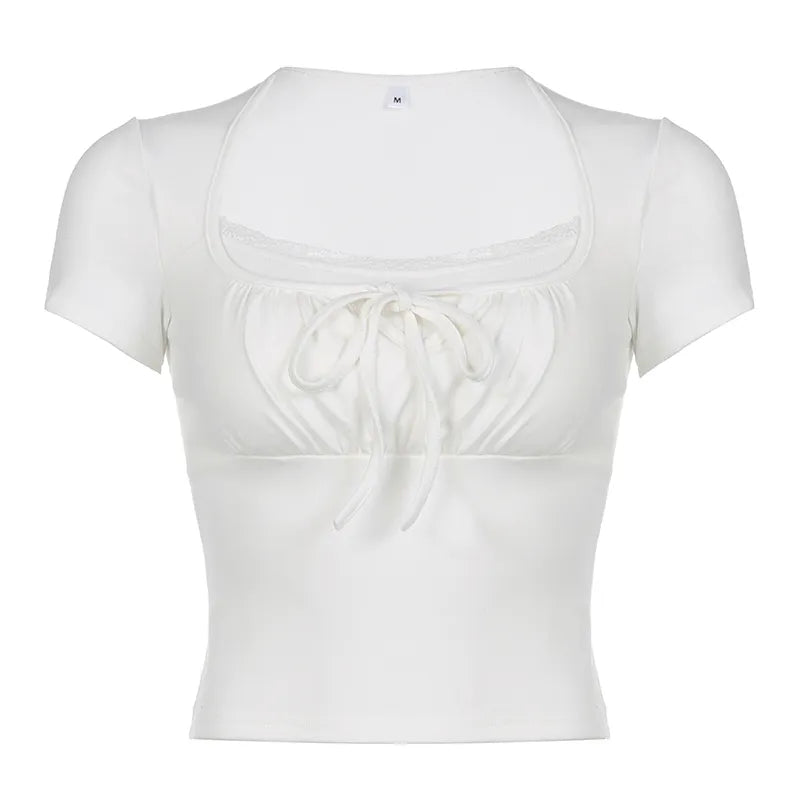 Crop-Top mit quadratischem Ausschnitt und modernem Design.