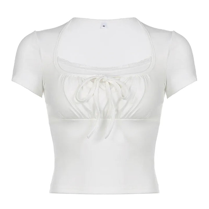 Crop-Top mit quadratischem Ausschnitt und modernem Design.