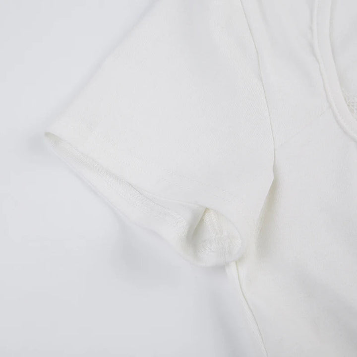 Elegantes Top mit romantischen Details für einen stilvollen Look.