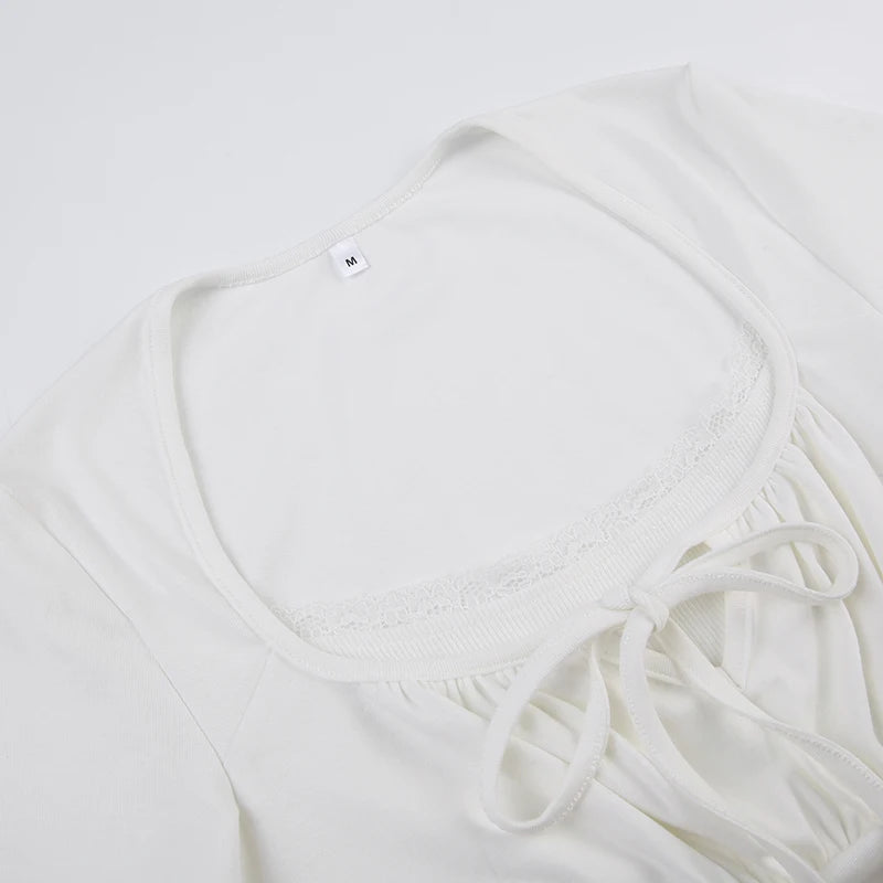 Feminines Top mit Schnürung und schmeichelhafter Silhouette.