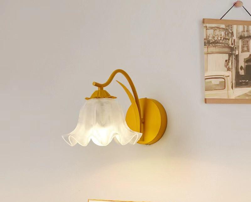 FloraGlow Wandleuchte – Schafft Gemütlichkeit mit einem floralen Touch.