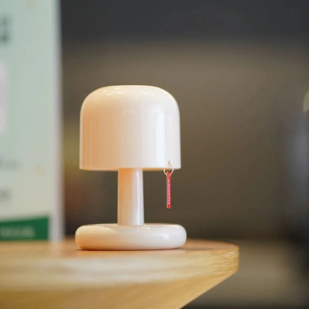 Nachttischlampe von ZenLight für ein minimalistisches und warmes Ambiente.
