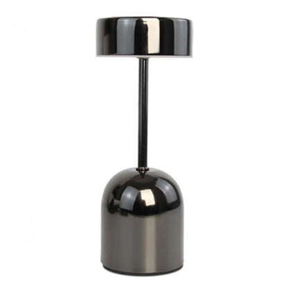 Elegante Lampe neben Retro-Dekor auf einem Holzregal.
